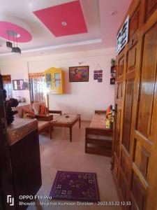 sala de estar con techo rojo y sala de estar en Nilay himalayan homestay, en Rānīkhet