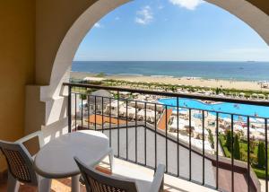 balkon z widokiem na plażę i ocean w obiekcie Alua Helios Bay - All Inclusive w Obzorze