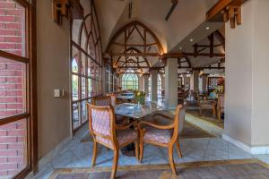 Makadi Palace - Couples and Families Only في الغردقة: غرفة طعام مع طاولة وكراسي