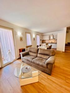 uma sala de estar com um sofá e uma mesa em Casa Biba em Torri del Benaco