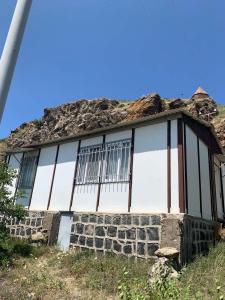 een oud gebouw met een grasdak op een heuvel bij Best Sevan Villa 1 in Sevan