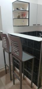 uma mesa e duas cadeiras numa cozinha em Calipso1 em Niš