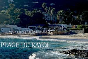 a beach with chairs and the words place do raya at Dans Baptiste traditionnellle appartement de la plage et terrasse Balli in Rayol-Canadel-sur-Mer