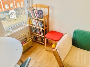 Habitación con mesa, silla y estante para libros. en Very Lovely and Central 1-Bed Apartment in London en Londres