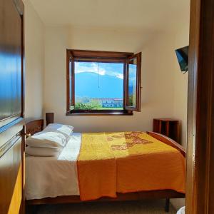 Llit o llits en una habitació de B&B Home Holiday Villa delle Acacie agriturismo