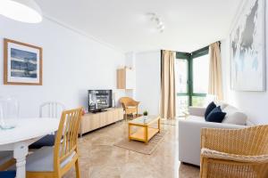 sala de estar con sofá y mesa en Apartamento Marques de Salamanca, en Marbella