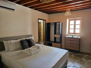 ein Schlafzimmer mit einem großen weißen Bett in einem Zimmer in der Unterkunft The Stonehouse Suites in Limassol
