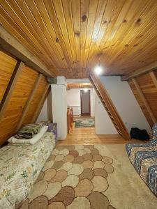 Zimmer im Dachgeschoss mit 2 Betten und Holzdecken in der Unterkunft Oaza mira Vlasic in Vlasic