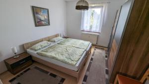 um pequeno quarto com uma cama e uma janela em Ferienwohnung Schlieben em Schlieben