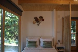 una camera da letto con un letto con un orologio sul muro di Refugio D Alecrim a Paredes
