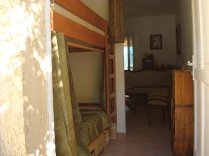 1 dormitorio con litera y sala de estar en costa di sognu en Costa