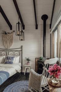 - une chambre avec un lit, une chaise et une cheminée dans l'établissement Live in the woods, à Mikhmannim