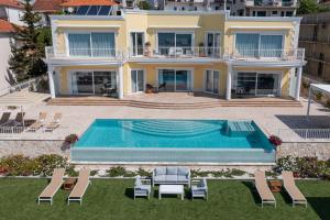 Bazén v ubytovaní Villa Bella Vista am Meer alebo v jeho blízkosti