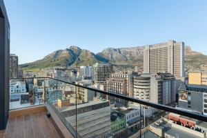uitzicht op een stad met een berg op de achtergrond bij The Tokyo Aparthotel by Totalstay in Kaapstad