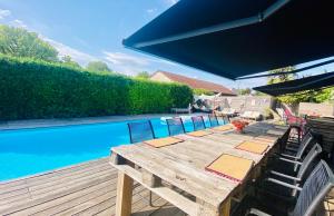 Bazén v ubytování La Villa d'ElodibiZa, 45mn de Paris en train avec piscine ! nebo v jeho okolí