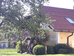 una casa con un árbol y una escalera delante de ella en Hideaway, en Zell am Moos