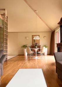 a living room with a table and chairs at Ferienhaus Conradshöh in Ilmenau