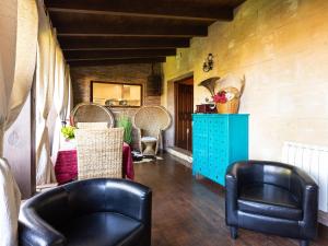 Ventosa的住宿－Loft & Garden，客厅配有黑色椅子和蓝色梳妆台