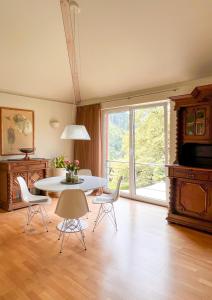 a dining room with a table and chairs and a window at Ferienhaus Conradshöh in Ilmenau