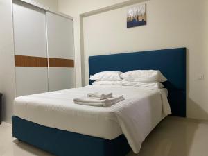 Uma cama ou camas num quarto em Apartel by Aarin - Oragadam