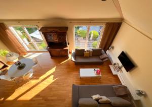 a living room with a couch and a table at Exklusives Ferienhaus Conradshöh mit Sauna und Terrasse in Ilmenau