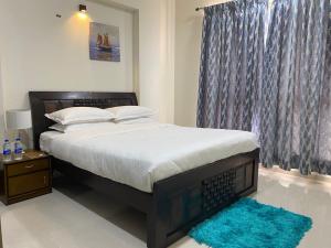 Uma cama ou camas num quarto em Apartel by Aarin - Oragadam
