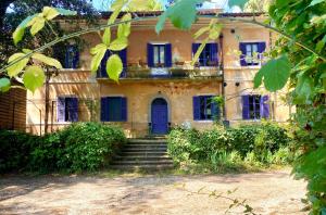 une maison ancienne avec une porte bleue et des escaliers dans l'établissement Casa Portale, à Ronciglione