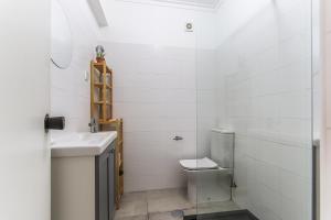 un bagno con un water e un lavandino di Vita Portucale ! Surf Concept Costa Caparica a Costa da Caparica Altre 19 foto