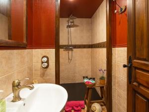 een badkamer met een wastafel en een douche bij Loft & Garden in Ventosa