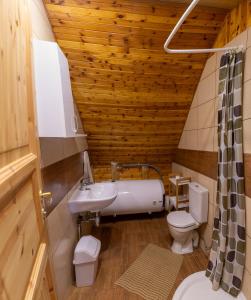 y baño con lavabo blanco y aseo. en Alaušo Salos - Malinauskų kaimo turizmo sodyba, en Sudeikiai