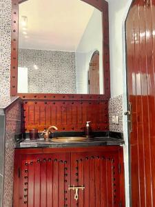 a bathroom with a sink and a mirror at Villa Dar Bella in Aït Ali