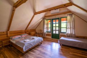 1 dormitorio con 2 camas en un ático en Alaušo Salos - Malinauskų kaimo turizmo sodyba, en Sudeikiai