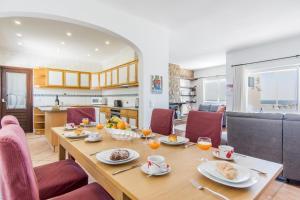 a dining room and kitchen with a table and chairs at #052 V4 Mimosas by Home Holidays in Páteo