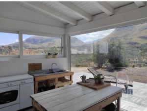 - une cuisine avec une table et une vue sur la montagne dans l'établissement Casa cardillo tra mare e monti, à Casteldaccia
