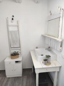 La salle de bains est pourvue d'un lavabo et d'un miroir. dans l'établissement Casa cardillo tra mare e monti, à Casteldaccia