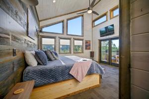 a bedroom in a tiny house with a bed at All FORE The View Cabin in Hochatown in Broken Bow