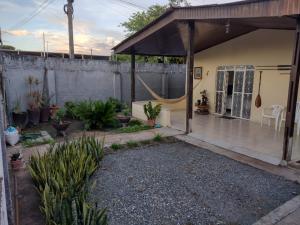 een patio met een hangmat in de achtertuin bij Meu Oca in Boa Vista