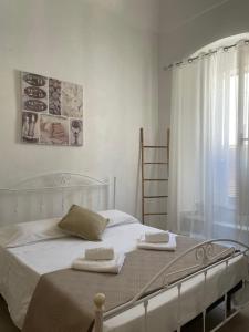 a bedroom with a bed with two towels on it at Casa Buena Vida (locazione ad uso turistico) in Monopoli