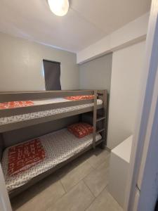 - 2 lits superposés dans une chambre avec un miroir dans l'établissement COLLIOURE tres bel appart a 150 metres des plages avec jardin prive et parking dans residence securisee, à Collioure