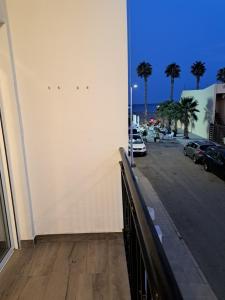 uma varanda com uma parede branca e um parque de estacionamento em Horrillo San José em San José