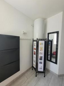 Chambre avec 2 miroirs sur le mur dans l'établissement COLLIOURE tres bel appart a 150 metres des plages avec jardin prive et parking dans residence securisee, à Collioure