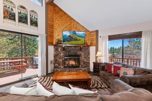 a living room with a couch and a fireplace at Beautiful 3 BR Cabin/Great Views/Lots of Amenities in Big Bear Lake