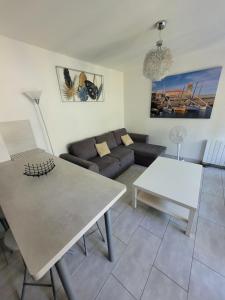 un salon avec un canapé et une table dans l'établissement COLLIOURE tres bel appart a 150 metres des plages avec jardin prive et parking dans residence securisee, à Collioure