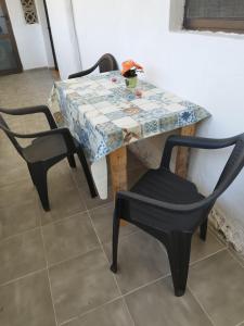 a table with two chairs and a table and a table and chairs at Casita con vista a la montaña in Icod de los Vinos