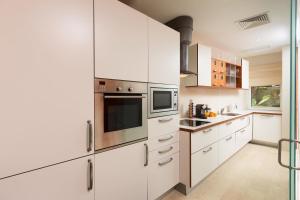 A kitchen or kitchenette at Sunny Lounge Apartment