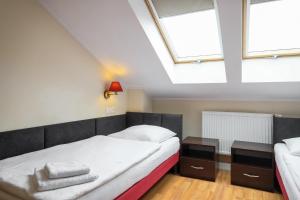 Łóżko lub łóżka w pokoju w obiekcie Dworek Różany Hotel & Restauracja