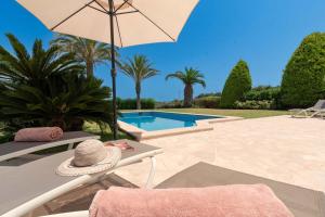 Bazén v ubytování Villa Guillona by Sealand Villas nebo v jeho okolí