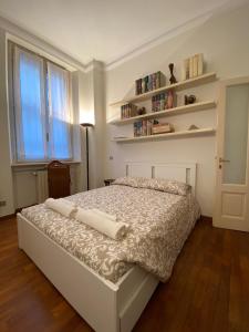 een slaapkamer met een bed en planken aan de muur bij Città Studi Apartment in Milaan