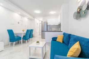 een woonkamer met een blauwe bank en een tafel bij Apartment Blue in Makarska