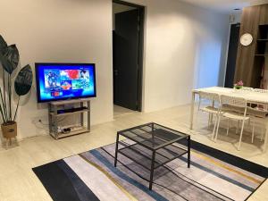 TV a/nebo společenská místnost v ubytování Rehat Guest House, The Square, One City, USJ25